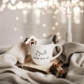 Kubek 300 ml - Baking with love Biały kubek porcelanowy Nadzwyczajnie.pl ze złotym zdobieniem i napisem Baking with love — 300 ml