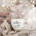 Biały kubek porcelanowy 500 ml - motyw kota dla kociary na urodziny Kubek porcelanowy ze złotym zdobieniem Jest Kociastycznie Nadzwyczajnie.pl — widok z boku na białym tle
