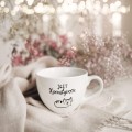 Biały kubek porcelanowy 500 ml - motyw kota dla kociary na urodziny Zbliżenie na złote zdobienie na białym kubku porcelanowym Jest Kociastycznie Nadzwyczajnie.pl