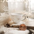 Biały kubek porcelanowy 500 ml - motyw złotych serduszek z napisem moja złota babcia dla babci na Dzień Babci Eleganckie opakowanie prezentowe kubka porcelanowego ze złotym zdobieniem Nadzwyczajnie.pl — Moja złota babcia ZŁOTE