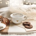 Biała filiżanka porcelanowa 250 ml ze spodkiem - motyw złotego serca z napisem mój złoty dziadek dla dziadka na Dzień Dziadka Eleganckie opakowanie prezentowe filiżanki porcelanowej ze złotym sercem Nadzwyczajnie.pl — ze spodkiem - Mój złoty dziadek