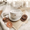 Biała filiżanka porcelanowa ze spodkiem 250 ml - napis moja złota babcia z motywem Złotego serca na dzień babci dla babci Eleganckie opakowanie prezentowe filiżanki porcelanowej ze złotym sercem Nadzwyczajnie.pl — ze spodkiem - Moja złota babcia