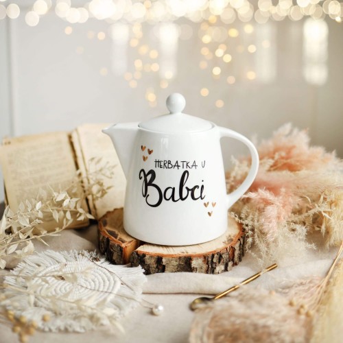 Biały dzbanek porcelanowy 1 litra - motyw złotego serca z napisem Herbatka u Babci dla babci na Dzień Babci