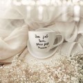 Filiżanka 500 ml ze spodkiem - Dom jest tam, gdzie jest Mama ZŁOTE SERCE Zbliżenie na złote zdobienie serca na białym filiżance porcelanowej ze spodkiem - Dom jest tam, gdzie jest Mama