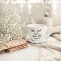 Filiżanka 500 ml ze spodkiem - Dom jest tam, gdzie jest Mama ZŁOTE SERCE Filiżanka porcelanowa ze złotym sercem ze spodkiem - Dom jest tam, gdzie jest Mama Nadzwyczajnie.pl — widok z boku na
