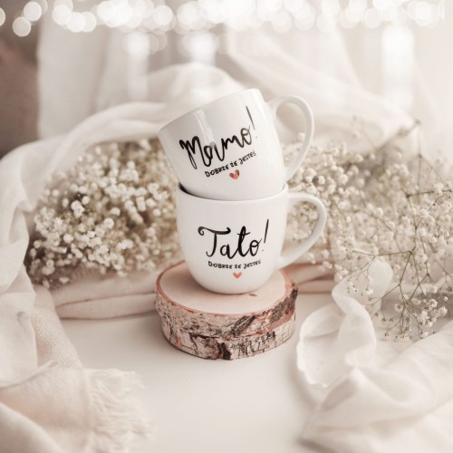 Zestaw 2 białych kubków porcelanowych 300 ml - napisy mamo dobrze, że jesteś i tato dobrze, że jesteś z motywem złotego serca na dzień rodziców dla rodziców