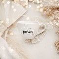 Biały Kubek Porcelanowy 500 ml - Napis Być Może Jest Tu Prosecco dla Miłośniczki Prosecco na Wieczór Panieński Zbliżenie na złote zdobienie na białym kubku porcelanowym Biały Kubek Porcelanowy 500 ml - Napis Być Może Jest Tu
