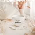 Biały Kubek Porcelanowy 500 ml - Napis Być Może Jest Tu Prosecco dla Miłośniczki Prosecco na Wieczór Panieński Eleganckie opakowanie prezentowe kubka porcelanowego ze złotym zdobieniem Nadzwyczajnie.pl — Biały Kubek Porcelanowy 500