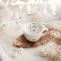 Biały kubek porcelanowy 500 ml - napis cisza spokój chill na urodziny dla introwertyka Kubek porcelanowy ze złotym zdobieniem Cisza, spokój, chill Nadzwyczajnie.pl — widok z boku na białym tle