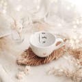 Biały kubek porcelanowy 500 ml - napis cisza spokój chill na urodziny dla introwertyka Zbliżenie na złote zdobienie na białym kubku porcelanowym Cisza, spokój, chill Nadzwyczajnie.pl