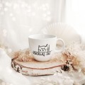 Biały kubek porcelanowy 1 litr - zabawny napis odkociaj się dla miłośnika kotów na urodziny Zbliżenie na złote zdobienie na białym kubku porcelanowym Kubek 1 litr - ODKOCIAJ SIĘ! Nadzwyczajnie.pl