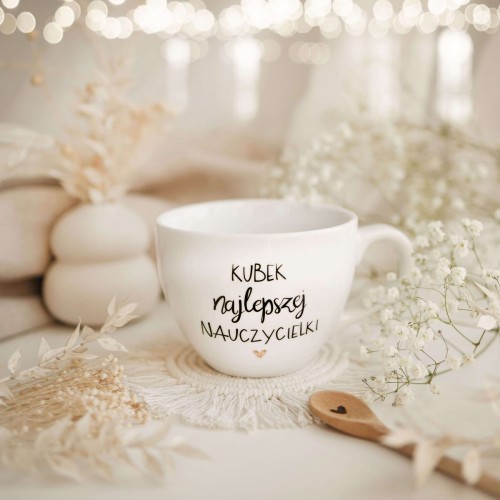 Biały kubek porcelanowy 500 ml - motyw złotego serca i napisu najlepsza nauczycielka dla nauczycielki na zakończenie roku szkolnego