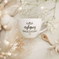Biały kubek porcelanowy 500 ml - motyw złotego serca i napisu najlepsza nauczycielka dla nauczycielki na zakończenie roku szkolnego Kubek porcelanowy ze złotym sercem Kubek najlepszej nauczycielki Nadzwyczajnie.pl — widok z boku na białym tle