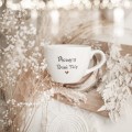 Kubek 500 ml - Pierwszy dzień taty ZŁOTE SERCE Biały kubek porcelanowy Nadzwyczajnie.pl ze złotym sercem i napisem Pierwszy dzień taty — 500 ml