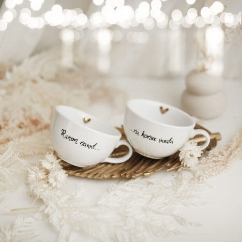 Zestaw 2 białych filiżanek porcelanowych ze spodkami 250 ml - napis razem nawet na koniec świata na rocznicę dla pary