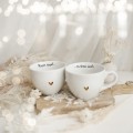 Zestaw 2 białych kubków porcelanowych 500 ml - napis razem nawet na koniec świata ze złotym sercem dla pary na walentynki Biały zestaw porcelanowy Nadzwyczajnie.pl ze złotym sercem i napisem kubków 500 ml - Razem nawet na koniec świata — 500 ml
