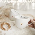Zestaw 2 Białych Kubków Porcelanowych 500 ml - Napis I Ślubuję Ci Uśmiech Przy Porannej Kawie i Złote Serce na Ślub dla Pary Zestaw porcelanowy ze złotym sercem 2 Białych Kubków Porcelanowych 500 ml - Napis I Ślubuję Ci Uśmiech Przy Porannej