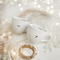 Zestaw 2 Białych Kubków Porcelanowych 500 ml - Napis I Ślubuję Ci Uśmiech Przy Porannej Kawie i Złote Serce na Ślub dla Pary Zbliżenie na złote zdobienie serca na białym zestawie porcelanowym 2 Białych Kubków Porcelanowych 500 ml - Napis I
