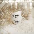 Zestaw 2 białych kubków porcelanowych 500 ml - motyw złotego serca i napisów boski mąż boska żona dla małżonków na ślub Zestaw porcelanowy ze złotym sercem kubków 500 ml - Boski Mąż Boska Żona Nadzwyczajnie.pl — widok z boku na białym tle