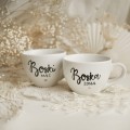 Zestaw 2 białych kubków porcelanowych 500 ml - motyw złotego serca i napisów boski mąż boska żona dla małżonków na ślub Biały zestaw porcelanowy Nadzwyczajnie.pl ze złotym sercem i napisem kubków 500 ml - Boski Mąż Boska Żona — 500 ml