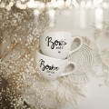 Zestaw 2 białych kubków porcelanowych 500 ml - motyw złotego serca i napisów boski mąż boska żona dla małżonków na ślub Eleganckie opakowanie prezentowe zestawu porcelanowego ze złotym sercem Nadzwyczajnie.pl — kubków 500 ml - Boski Mąż