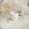 Biały kubek porcelanowy 300 ml - napis to twój dzień z motywem złotego serca na urodziny dla bliskiej osoby Biały kubek porcelanowy Nadzwyczajnie.pl ze złotym sercem i napisem to Twój dzień — 300 ml