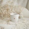 Biały kubek porcelanowy 300 ml - napis to twój dzień z motywem złotego serca na urodziny dla bliskiej osoby Kubek porcelanowy ze złotym sercem to Twój dzień Nadzwyczajnie.pl — widok z boku na białym tle