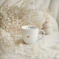 Biały kubek porcelanowy 300 ml - napis to twój dzień z motywem złotego serca na urodziny dla bliskiej osoby Zbliżenie na złote zdobienie serca na białym kubku porcelanowym to Twój dzień Nadzwyczajnie.pl