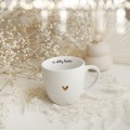 Biały kubek porcelanowy 300 ml - motyw złotego serca dla przyjaciółki na urodziny Biały kubek porcelanowy Nadzwyczajnie.pl ze złotym sercem i napisem na dobry humor — 300 ml
