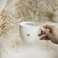Biały kubek porcelanowy 300 ml - motyw złotego serca dla przyjaciółki na urodziny Zbliżenie na złote zdobienie serca na białym kubku porcelanowym na dobry humor Nadzwyczajnie.pl