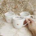 Biały Kubek Porcelanowy 300 ml - Motyw Złotego Serca i Napis Z Pozytywną Energią dla Przyjaciółki na Dzień Kobiet Eleganckie opakowanie prezentowe kubka porcelanowego ze złotym zdobieniem Nadzwyczajnie.pl — Biały Kubek Porcelanowy 300