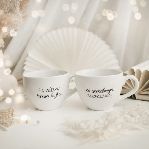Zestaw 2 białych kubków porcelanowych 500 ml - motyw złotych gwiazdek i napisu stwórzmy razem bajkę ze szczęśliwym zakończeniem dla nowożeńców na ślub