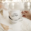 Zestaw 2 białych kubków porcelanowych 500 ml - motyw złotych gwiazdek i napisu stwórzmy razem bajkę ze szczęśliwym zakończeniem dla nowożeńców na ślub Zbliżenie na złote zdobienie na białym zestawie porcelanowym kubków 500 ml - Stwórzmy razem bajkę ze szczęśliwym