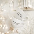 Zestaw 2 białych kubków porcelanowych 500 ml - motyw złotych gwiazdek i napisu stwórzmy razem bajkę ze szczęśliwym zakończeniem dla nowożeńców na ślub Eleganckie opakowanie prezentowe zestawu porcelanowego ze złotym zdobieniem Nadzwyczajnie.pl — kubków 500 ml - Stwórzmy