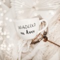 Biały Kubek Porcelanowy 500 ml - Napis Wiaderko Na Kawę dla Kawosza na Urodziny Biały kubek ze złotym zdobieniem Nadzwyczajnie.pl Biały Kubek Porcelanowy 500 ml - Napis Wiaderko Na Kawę dla Kawosza na