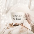Biały Kubek Porcelanowy 500 ml - Napis Wiaderko Na Kawę dla Kawosza na Urodziny Eleganckie opakowanie prezentowe kubka porcelanowego ze złotym zdobieniem Nadzwyczajnie.pl — Biały Kubek Porcelanowy 500