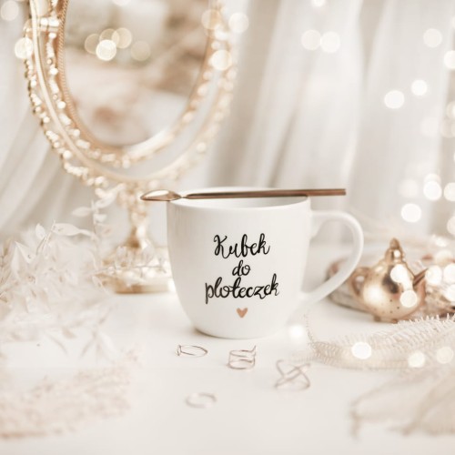 Biały kubek porcelanowy 300 ml - motyw złotego serca z napisem Kubek do ploteczek dla przyjaciółki na urodziny