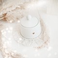 Biała cukiernica porcelanowa - Motyw złotego serca na parapetówkę dla miłośników eleganckiej zastawy Zbliżenie na złote zdobienie serca na białym produkcie porcelanowym Cukiernica Nadzwyczajnie.pl