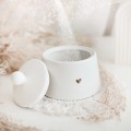 Biała cukiernica porcelanowa - Motyw złotego serca na parapetówkę dla miłośników eleganckiej zastawy Produkt porcelanowy ze złotym sercem Cukiernica Nadzwyczajnie.pl — widok z boku na białym tle
