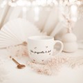 Biały Kubek Porcelanowy 300 ml - Napis Taka Przyjaciółka To Skarb i Złote Serduszka na Urodziny dla Przyjaciółki Zbliżenie na złote zdobienie na białym kubku porcelanowym Biały Kubek Porcelanowy 300 ml - Napis Taka Przyjaciółka To
