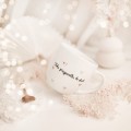 Biały Kubek Porcelanowy 300 ml - Napis Taka Przyjaciółka To Skarb i Złote Serduszka na Urodziny dla Przyjaciółki Eleganckie opakowanie prezentowe kubka porcelanowego ze złotym zdobieniem Nadzwyczajnie.pl — Biały Kubek Porcelanowy 300