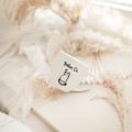 Biały kubek porcelanowy 300 ml - napis kotam cię na walentynki dla miłośnika kotów Zbliżenie na złote zdobienie na białym kubku porcelanowym KOTAM Cię Nadzwyczajnie.pl
