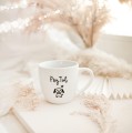Biały kubek porcelanowy 300 ml - Psy Tul dla miłośników psów na urodziny Kubek porcelanowy ze złotym zdobieniem Psy Tul Nadzwyczajnie.pl — widok z boku na białym tle