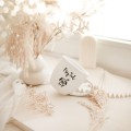 Biały kubek porcelanowy 300 ml - Psy Tul dla miłośników psów na urodziny Zbliżenie na złote zdobienie na białym kubku porcelanowym Psy Tul Nadzwyczajnie.pl