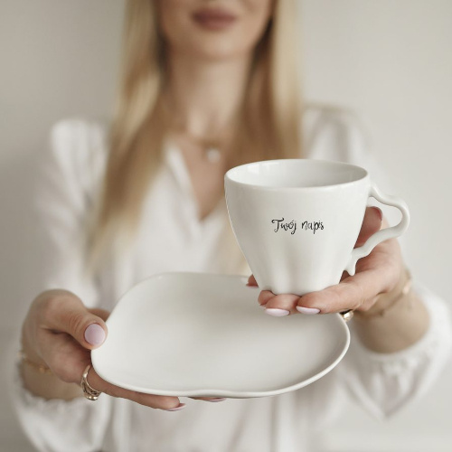 Biała asymetryczna filiżanka porcelanowa z personalizacją ze spodkiem 200 ml - własna treść dla bliskiej osoby na każdą okazję