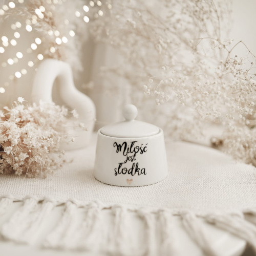 Biała cukiernica porcelanowa - napis Miłość jest słodka ze złotym sercem dla zakochanych na walentynki