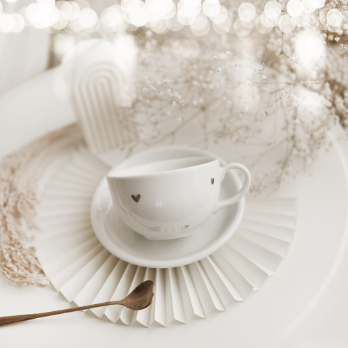 Biała filiżanka porcelanowa 250 ml ze spodkiem - Motyw złotych serduszek na walentynki dla niej