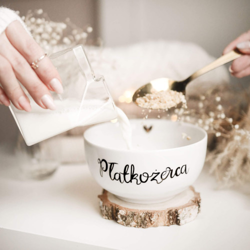 Biała miska porcelanowa - motyw złotego serca i napisu płatkożerca dla miłośnika śniadań na urodziny