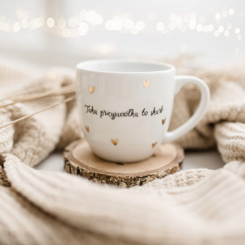 Biały kubek porcelanowy 300 ml - napis ''Taka przyjaciółka to skarb'' i złote serduszka na urodziny dla przyjaciółki