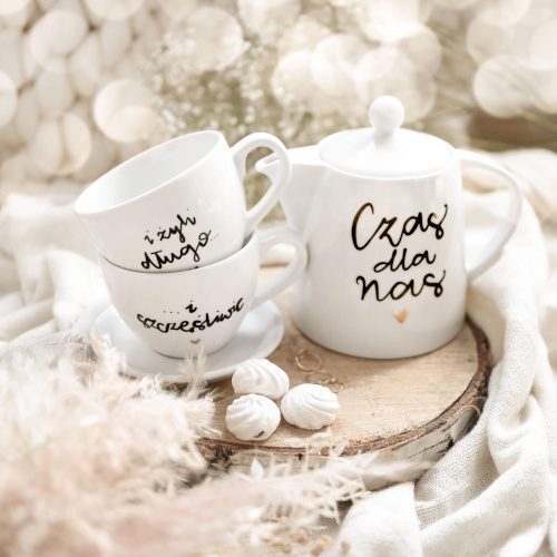 Biały zestaw ślubny porcelanowy - dzbanek 1 litra czas dla nas oraz 2 filiżanki ze spodkami 500 ml i żyli długo i szczęśliwie ze złotym sercem dla pary młodej na ślub